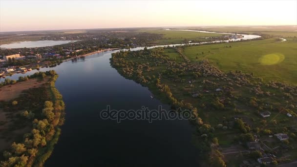 Luchtfoto van de Dnipro-rivier en de schilderachtige oevers in Oekraïne bij zonsondergang — Stockvideo