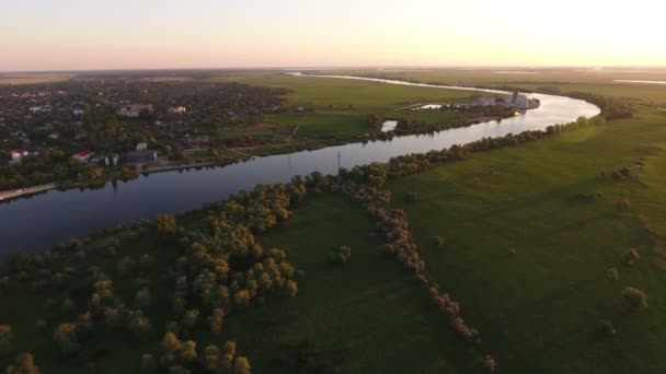 Letecký snímek řeky Dněpr, jeho malebném břehu řeky při západu slunce v létě — Stock video