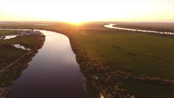Luchtfoto van de Dnipro-rivier en haar pittoreske rivieroevers in de zomer — Stockvideo