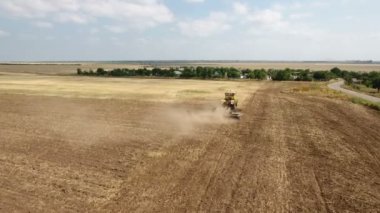 Geniş bir alan ve bir harrow yaz aylarında çekerek büyük traktör hava atış