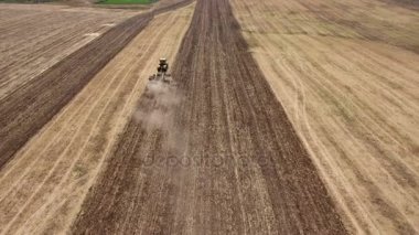 Sınırsız bir alan ve bir harrow yaz aylarında çekerek büyük traktör hava atış