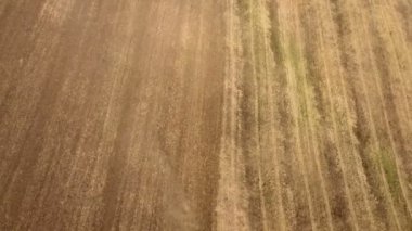 Hava atış bir ülke alanı ve yaz aylarında bir harrow çekerek büyük traktör