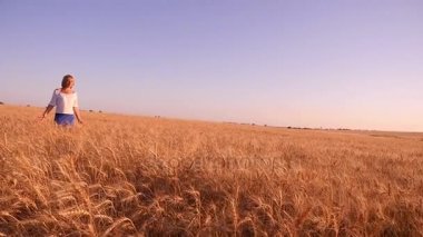 Neşeli kadın buğday alanı gider ve o sivri Ukrayna palms