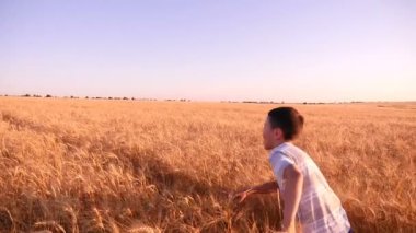 Mutlu çocuk bir güneşli gün yaz aylarında Ukrayna spystyle olgun boyunca çalışır