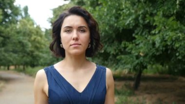 Genç kadın anlamına gelir ve duygusal slo-mo bir çimenlikte bir kameraya benziyor