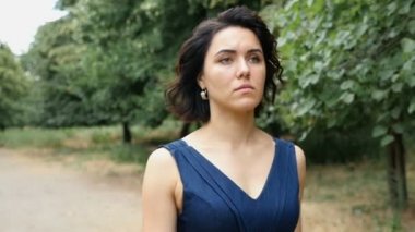 Ağır çekimde yaz aylarında Ukrayna bir ülkede yol boyunca genç kadın gider