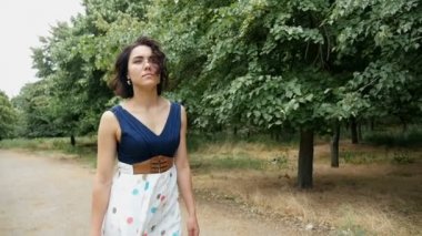 Ağır çekimde yaz aylarında Ukrayna bir ülkede yol boyunca genç kadın gider