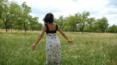 Genç esmer gülümser ve slo-mo yaz aylarında bir ülke yolda dönüyor