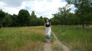 Ağır çekimde yaz aylarında Ukrayna bir ülkede yol boyunca genç kadın çalışır