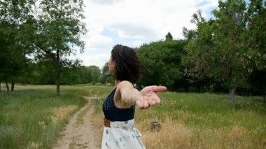 Genç kadın gülümsüyor ve elle slo-mo kırsalında bir kenara dönüyor