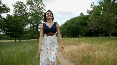 Genç kadın kesiminden bir ülke Road mutlu slo-mo yaz aylarında Ukrayna