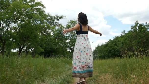 快乐的年轻女人微笑和转身的乡间路上慢动作的夏天 — 图库视频影像