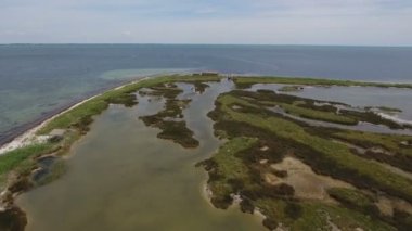 Dzharylhach Adası havuzları ve göller bir sürü sahil hava atış