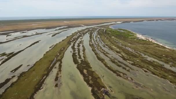 Luftaufnahme der welligen und ausgedehnten Meeresküste der Insel Dscharylhach — Stockvideo