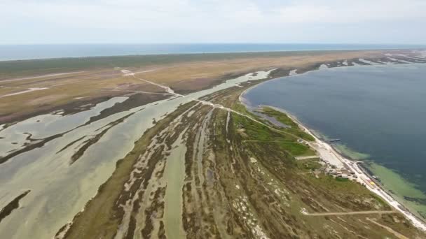 Luftaufnahme der kurvigen und ausgedehnten Meeresküste der Insel Dscharylhach — Stockvideo