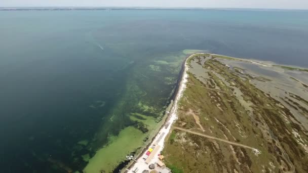 Légi felvétel a kanyargós tengerpart egy napos sziget Dzharylhach — Stock videók