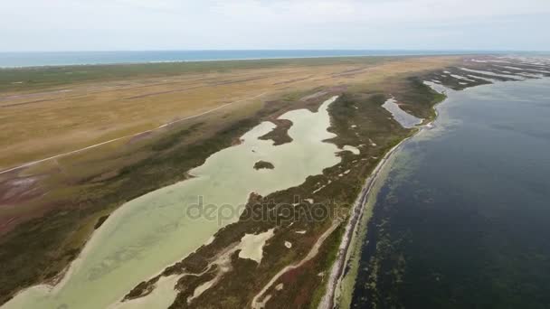 Foto aérea de la isla de Dzharylhach y sus paisajes naturales en verano — Vídeo de stock