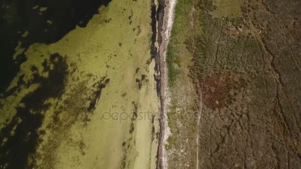 Tiro aéreo do litoral selvagem curvilíneo da ilha de Dzharylhach em um dia ensolarado — Vídeo de Stock