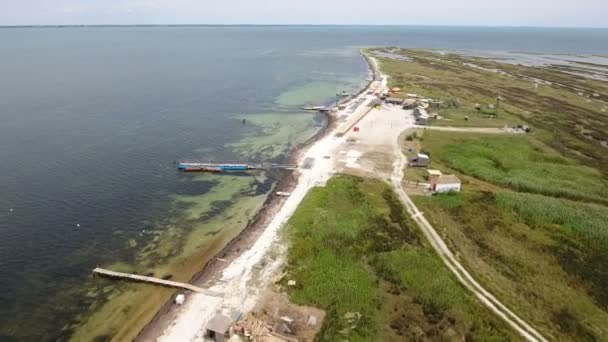 Légi felvétel a Dzharylhach sziget mólók és seabeach nyáron — Stock videók