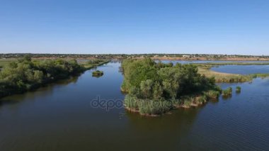 Onun greenary, bir adacık, sulak, yaz aylarında ile Dnipro Nehri'nin hava atış