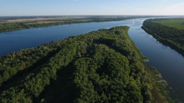 Doğal greenary ve koyu mavi suları ile Dnipro Nehri'nin hava atış