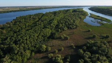 Onun güzel girişleri, greenary, yaz aylarında adacıkları ile Dnipro hava atış