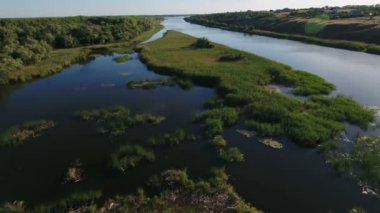 Onun greenary ile Dnipro Nehri'nin hava atış sulak ve koyu mavi sularına