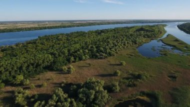 Onun doğal bankalar, curvy girişleri, greenary ile Dnipro Nehri'nin hava atış
