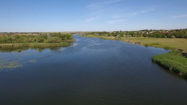 Luftaufnahme des Flusses Dnipro mit seinem blühenden grünen und blauen Wasser — Stockvideo