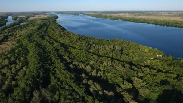 Luftaufnahme des Dnipro-Flusses mit wildem Grün und blau schimmerndem Wasser — Stockvideo