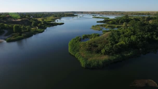 Luftaufnahme des Dnipro mit seinen geschwungenen Zuflüssen, grünlich, Inselchen, in der Dämmerung — Stockvideo