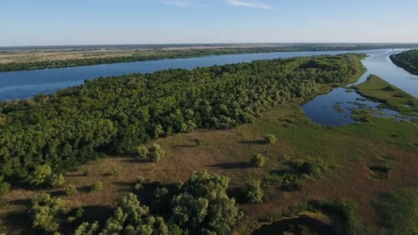 Luftaufnahme des Flusses Dnipro mit seinen natürlichen Ufern, geschwungenen Zuflüssen, grünen — Stockvideo