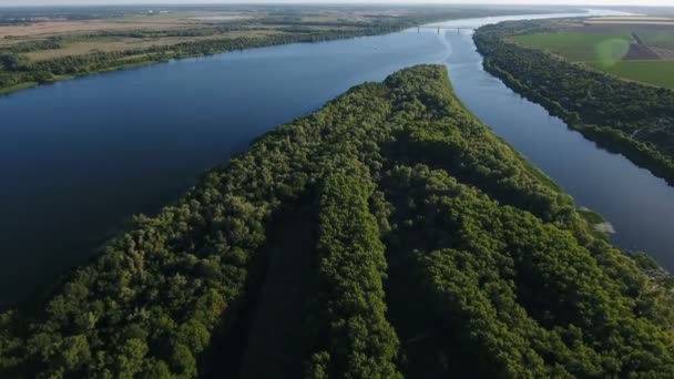 Tiro aéreo do rio Dnipro com influxos verdes e largos selvagens em verão — Vídeo de Stock