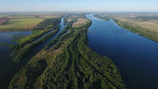 Légi felvétel a Dnipro-folyó és a vadon élő greenary, és a csillogó kék vizére — Stock videók