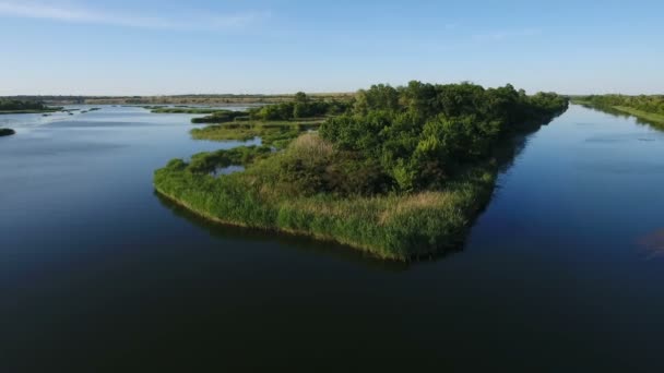 Letecký snímek Dněpr s jeho křivky bank, široké přílivů, za slunečného dne — Stock video