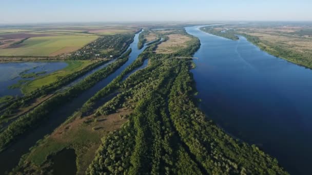 Letecký snímek Dněpr s jeho křivky bank, příliv, greenary, v létě — Stock video