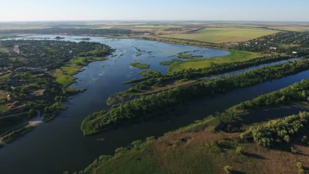 Zdjęcia lotnicze z Dnipro z jego krzywego wpływów greenary, wysepek, w lecie — Wideo stockowe