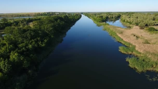 Scatto aereo del Dnipro con pittoresche rive, afflussi e laghi in estate — Video Stock