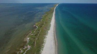 Hava atış Karadeniz'de uzun ve ince bir adanın kumlu bir yol ile kaplı