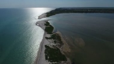 Adaların bir güzel günbatımı iki uzun ve düzgün vücutlu Karadeniz'de hava atış