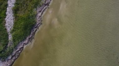 Karadeniz yaz aylarında bir balık vahşi ve curvy adada hava atış