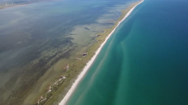 Аэросъемка расширенного острова с грязной дорогой в Черном море летом — стоковое видео