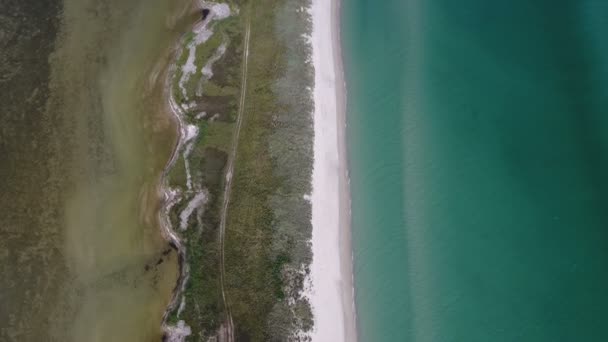 Foto aerea di una lunga e stretta isola nel Mar Nero con una strada sabbiosa — Video Stock