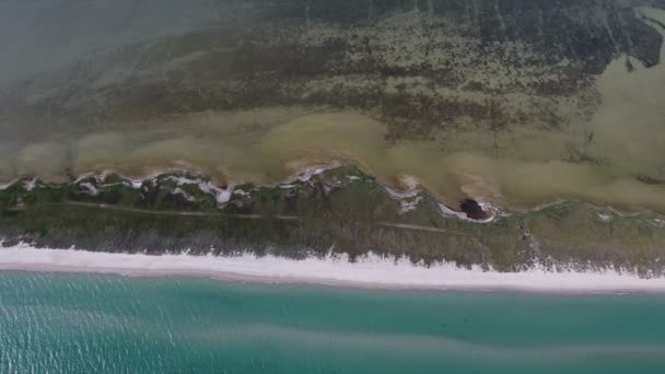 Luftaufnahme einer geheimnisvollen dünnen Insel an der Küste des Schwarzen Meeres im Sommer — Stockvideo