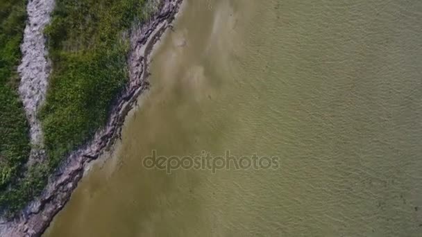 Letecký snímek ostrova divoké a vývrtka na záplavě Černého moře v létě — Stock video