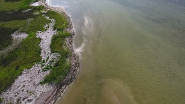 Vue aérienne d'une île rugueuse et sinueuse sur un haut-fond de la mer Noire en été 