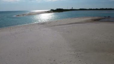 Karadeniz günbatımında bir balık küçük bir vahşi adada hava atış 