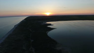 Yaz aylarında bir romantik gün batımının-Karadeniz küçük bir ada üzerinde hava atış