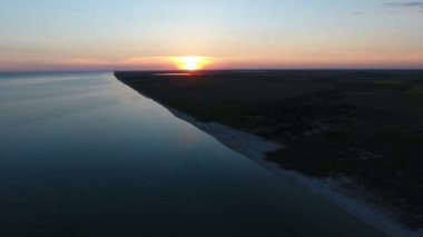 Büyük bir beyaz güneş batımında Karadeniz'de bir ada üzerinde hava atış