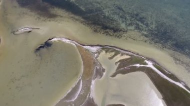 Hava atışı beyaz ve gri Karadeniz Sahil kum ve ot kaplı 
